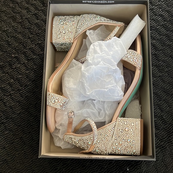 Mari Champagne heels from Betsey Johnson - Picture 9 of 10